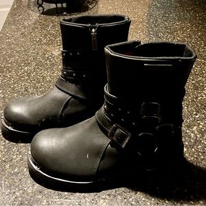 Women’s Harley Davidson motorcycle boots. Size 9 M in excellent condition.